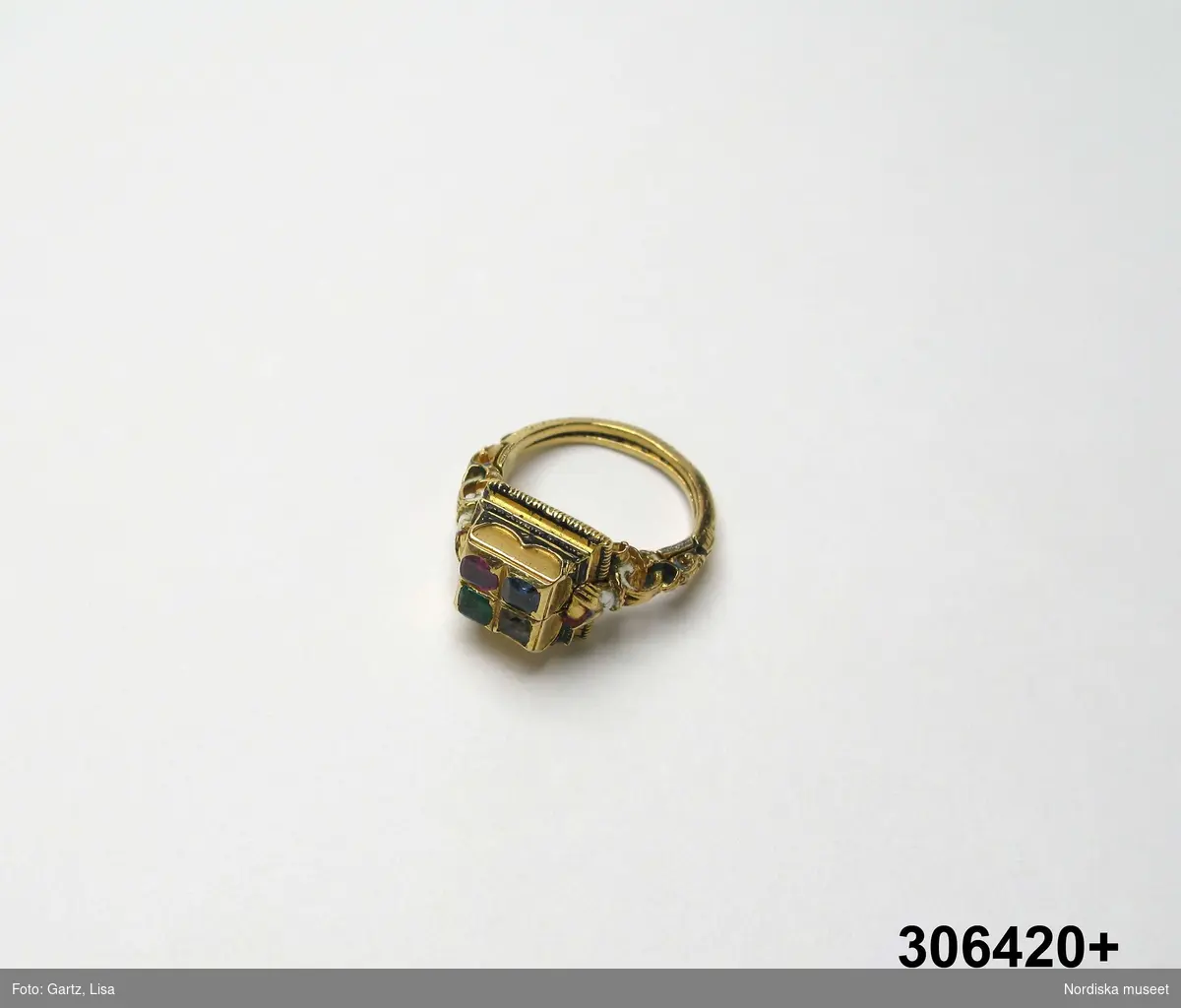 Ring, av guld från 1500-talets senare del. Delbar skenaDelbar skena samt högt framstycke med 4 ädla stenar, almandin, samragd, safir och bergkristall. Å ringens skuldror samt framstyckerenäsansornament i flerfärgad emalj, skuldrorna i form av voluter uppbär varsin hand hållande ett hjärta. Infattat i det delbara framstycket ett litet guldskelett mot grön emalj. Å skenans insida inskriptionen: ”QVOS DEVS CON JVNXIT HOMO NON SEPARET” (den Gud förenat skall människan ej åtskilja). Å skenans utsida en inskription, sannolikt från 1700-talets början:  ”TROLOVNINGSRING:F:CHRIST:G:S”  "S:R:FÖRESTÅNDARE:UNGA:S:STURES”. Enligt sägen skall ringen vara Sten Sture d. y:s och Kristina Gyllenstiernas trolovningsring. Paret gifte sig 1511. Stilistiskt sett hör dock ringen till senare delen av 1500-talet.
Förvaras i en grön pappask av toppig modell, fodrad med slät röd silkesammet.
/Ingrid Roos Björklund, 1980-05. Från katalogkort.