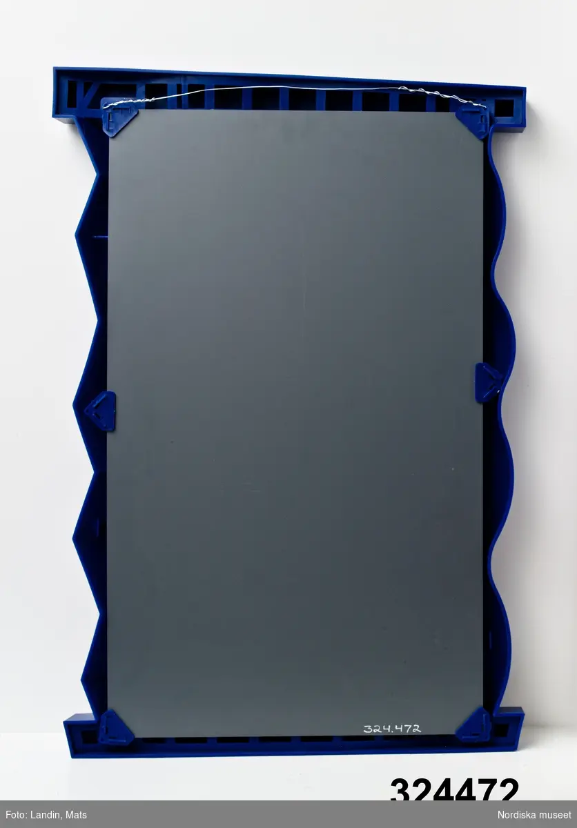 Uppgifter från katalogkort:
Spegel "Ulk". Rektangulär form. Spegelramen med slätt över- och understycke. Långsidorna vågiga. Tillverkad av gjuten, klarblå polypropylen. Slätt spegelglas.
Enligt uppgift i IKEA:s katalog från 1996, s. 151, kostar spegeln 149 kronor och lanserades som nyhet det året. Spegeln kan även fås i orange och gröngult.
/Ulrika Burman 1996
/Anna Womack 2009-06-10
