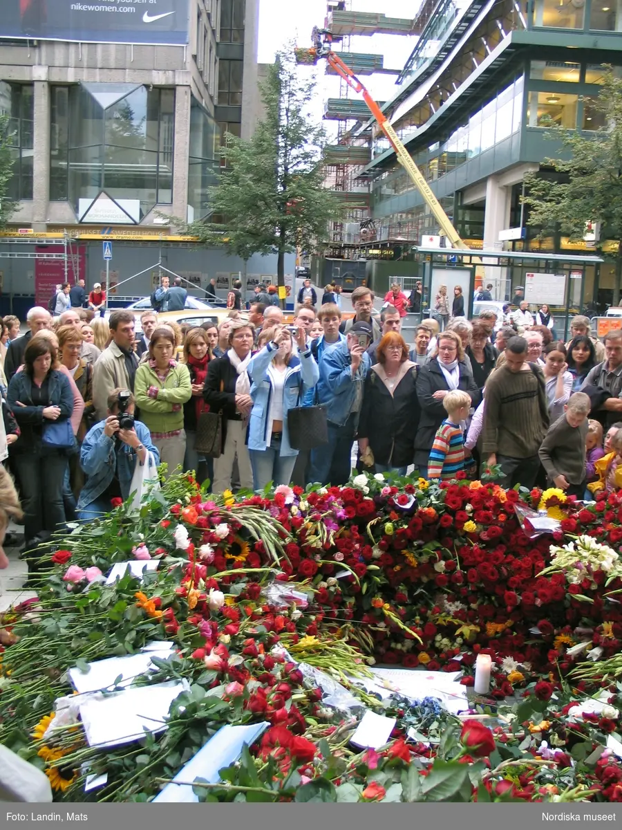Minnesplats Åminnelse utanför varuhuset NK, Stockholm, i samband med mordet på utrikesminister Anna Lindh 2003.