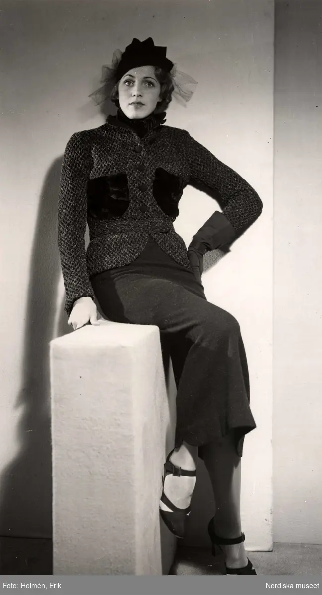Nordiska Kompaniets franska damskrädderiavdelning den 13 september 1935. Kvinnan i kort jacka, lång kjol och högklackad sko med vristrem