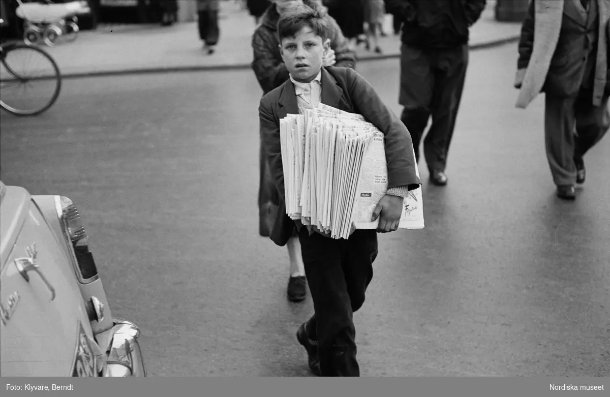 Pojke med tidningsbunt under armen, Irland.