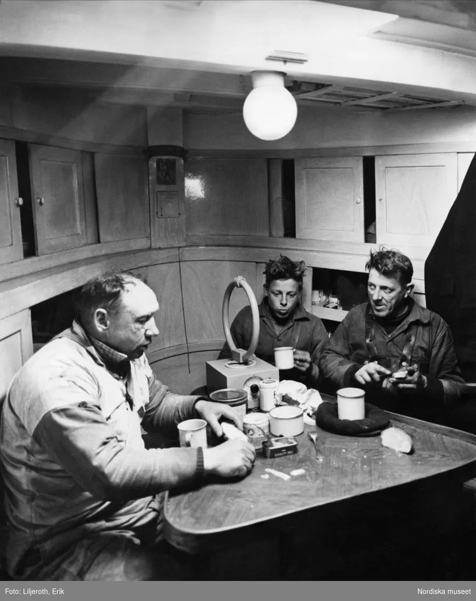 Fiskepaus med kaffe och smörgås. Räkfiskare i Bohuslän vid 1950-talets mitt. Särskilt fiskare från Nordbohuslän och Kosteröarna var verksamma i fisket.
