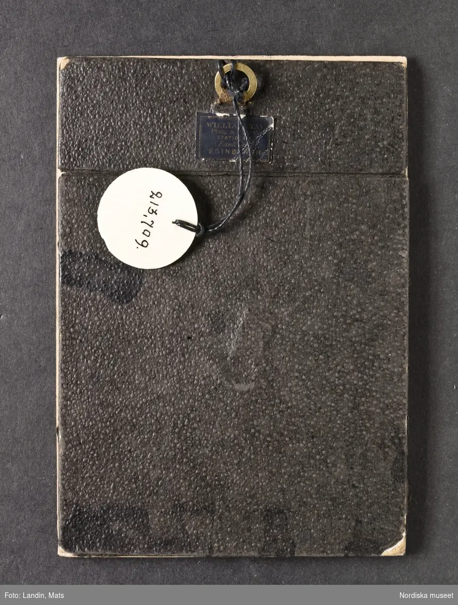 Inramat fotografi efter målning av Henry Reaburn 1822, Föreställer författaren Walter Scott.
Etikett på bakstycket med tryckt text: "WILLIAM KAY/Plain & Fancy /STATIONER/ 5 Bank Street/ Edinburgh".
Nordiska museet inv.nr 213709.