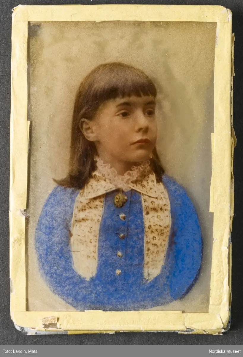 Porträtt av flicka, krystoleum, handkolorerat. Nordiska museet inv.nr 257959.