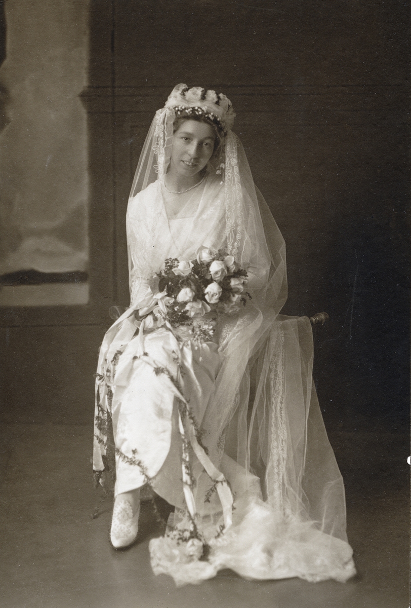 Porträtt av Alfhild Arosenius (1880-1966) i bröllopsklänning