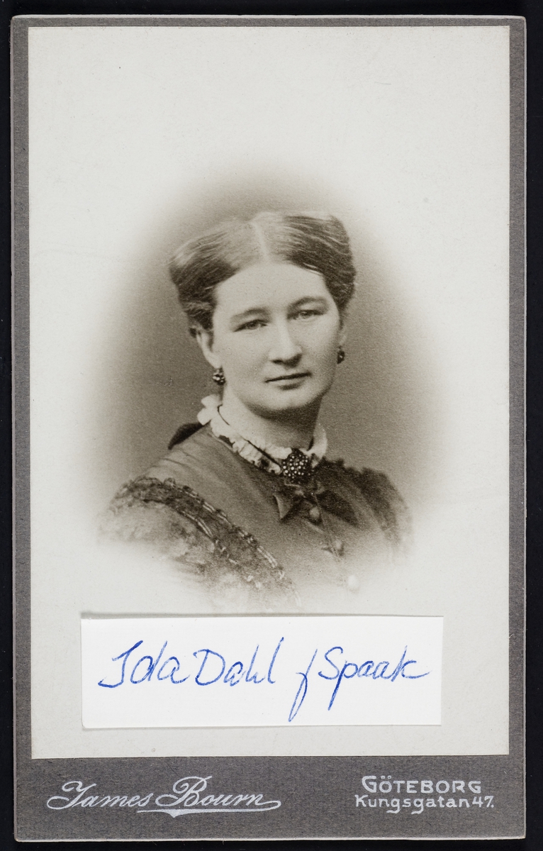 Porträtt av kvinna, Ida Dahl, född Spaak.
Visitkort ur Anna Mobergs familjealbum.