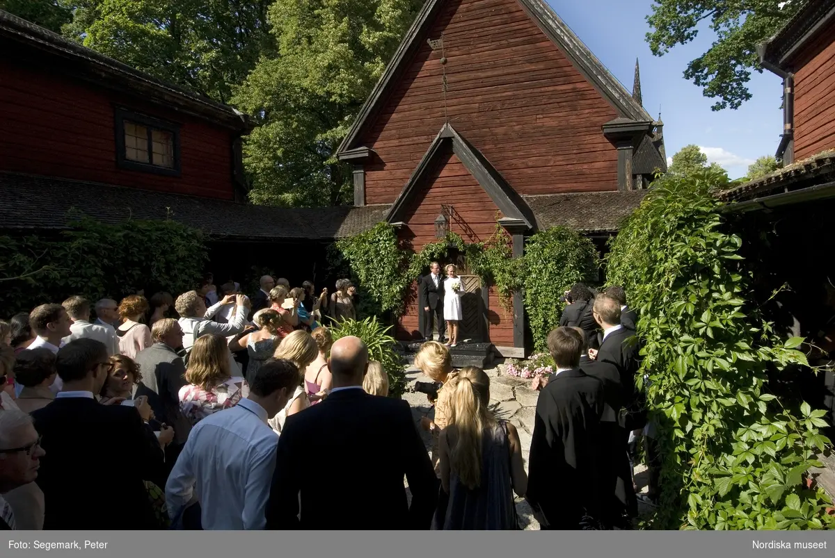 Bröllop i kyrkan, Julita gård med brudpar och bröllopsgäster, sommaren 2009. Interiör, bröllopspaket  i herrgårdsflygeln. Kyrka, kyrkobyggnad, kyrksal.