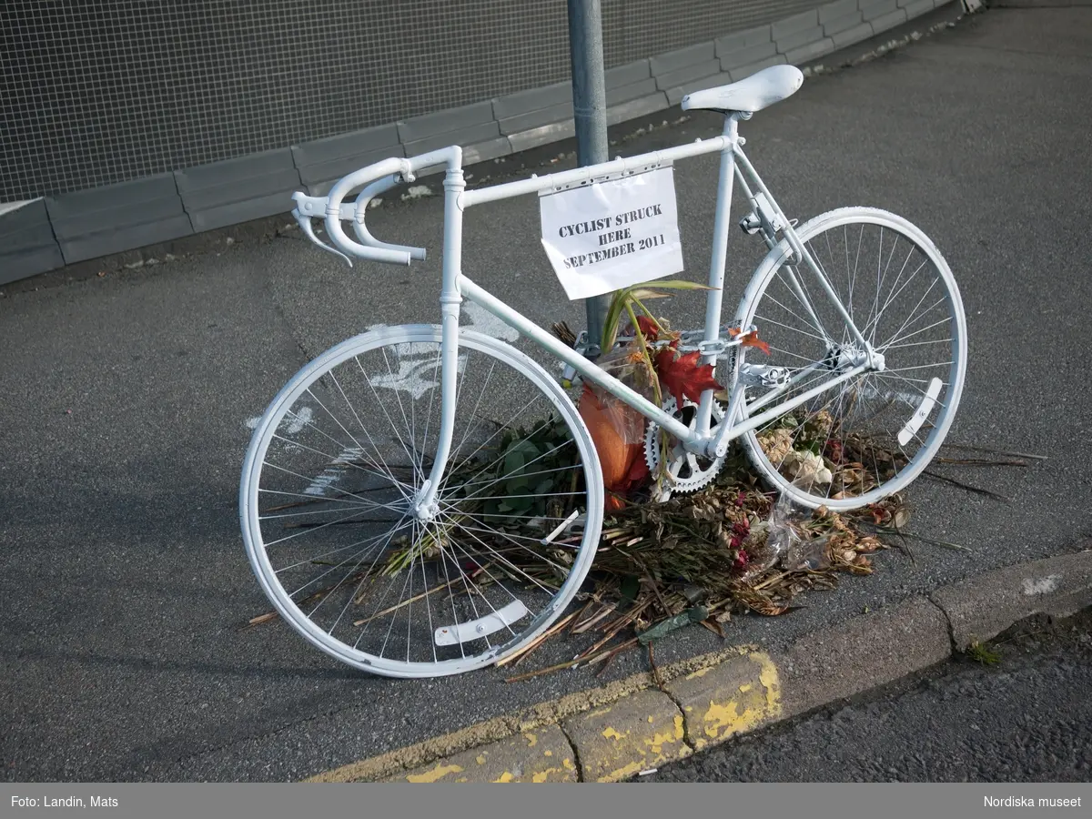 Cykelolycka. Åminnelse minnesplats över en förolyckad cyklist. 
Kvinnan blev påkörd i trafikkarusellen i Pelikanslingan Slussen av en lastbil som svängde höger. 22 sept 2011
