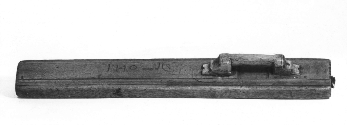a. Mangelbräde av trä. Inristat: 1740 iis. Intappat handtag fäst med träplugg. Rester av läderögla för upphängning.
b. Rulle av trä.