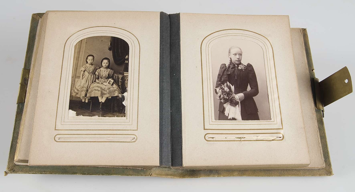 Fotoalbum med gröna skinnpärmar och trasigt spänne av mässing. Albumet innehåller ett 50-tal porträttfotografier. 
