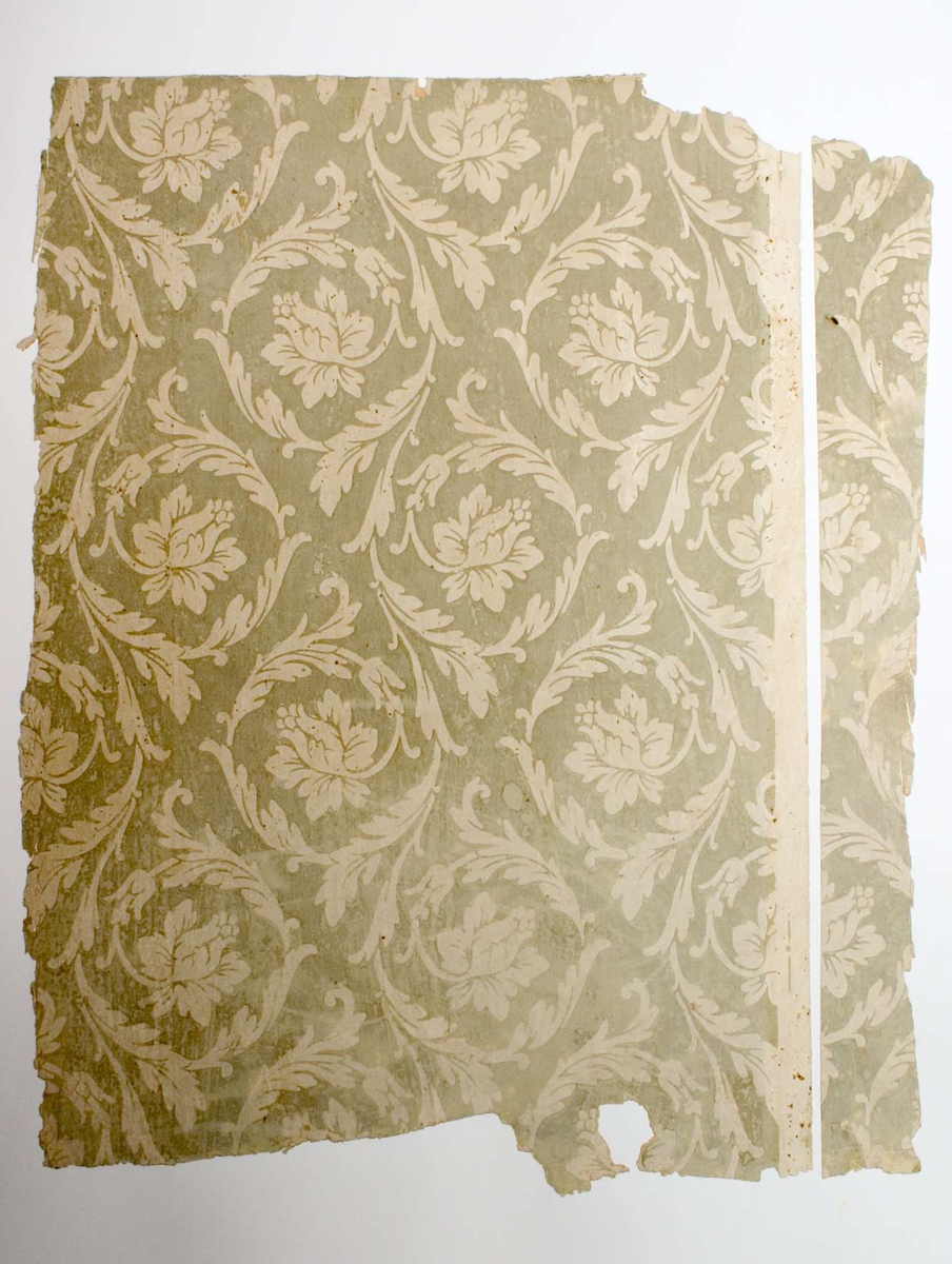 Tapetprov med tryckt mönster i grågrönt och vitt.
Text på baksidan av kartongen:
Nr 92
Kvarteret Svanhild
gårdshus b.v.
Rum 4
8 av 10.