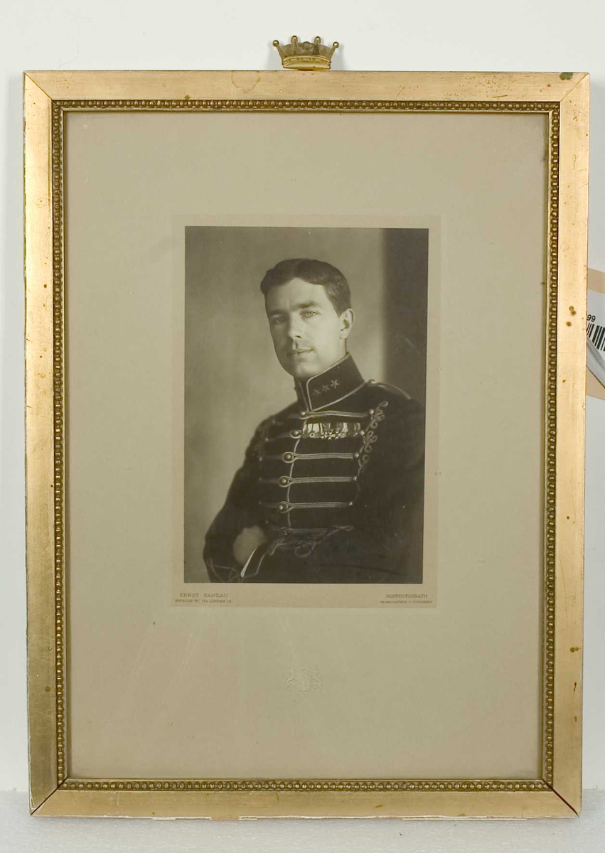 Signerat porträtt av kronprins Gustav Adolf.