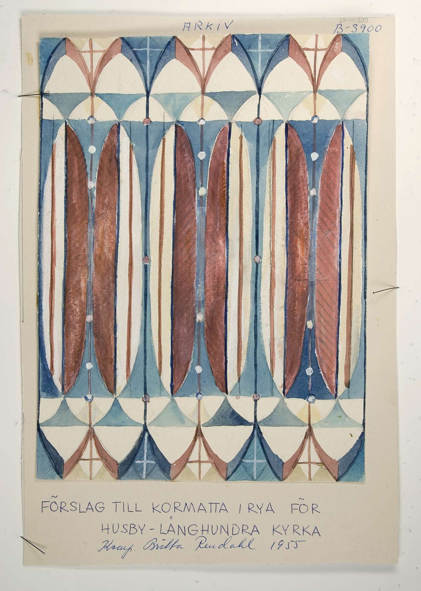 Tre skissförslag till mattor i bland annat blått och rödbrunt. Skisserna är gjorda med vattenfärg på papper som sedan klistrats upp på kartongblad. På kartongbladen står "ARKIV B-3900 FÖRSLAG TILL KORMATTA I RYA FÖR HUSBY-LÅNGHUNDRA KYRKA Komp. Britta Rendahl 1955".