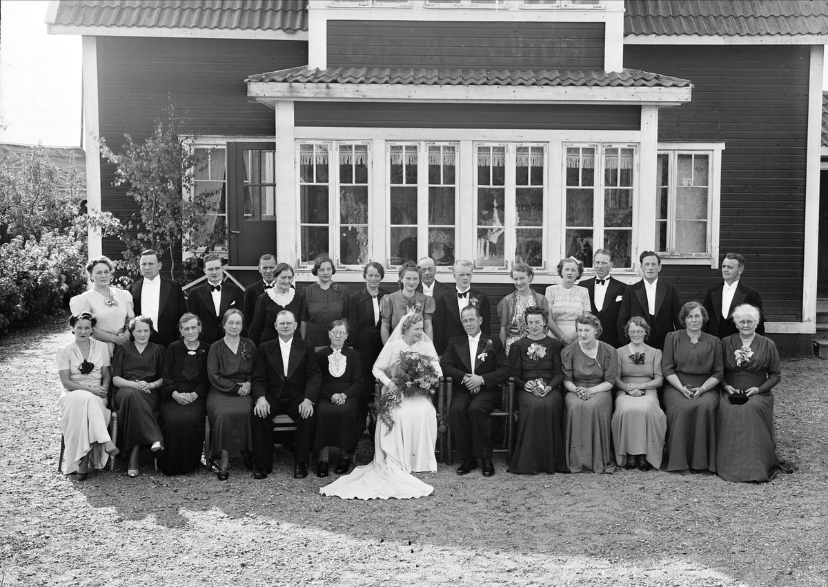 Bröllop - grupporträtt med brudpar, Gamla Uppsala 1940