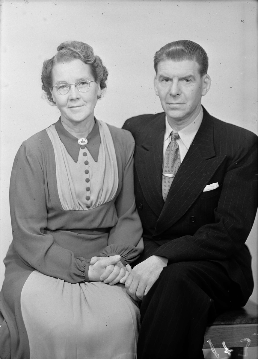 Ateljéporträtt - kvinna och man, P Johansson, Uppsala december 1948