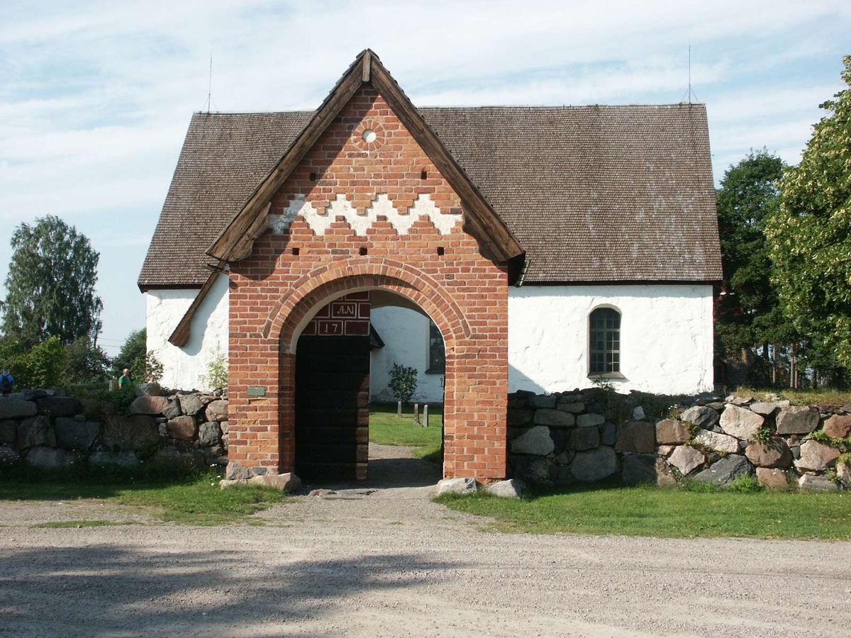 Stiglucka från medeltiden vid Valö kyrka, Valö socken, Uppland  2004