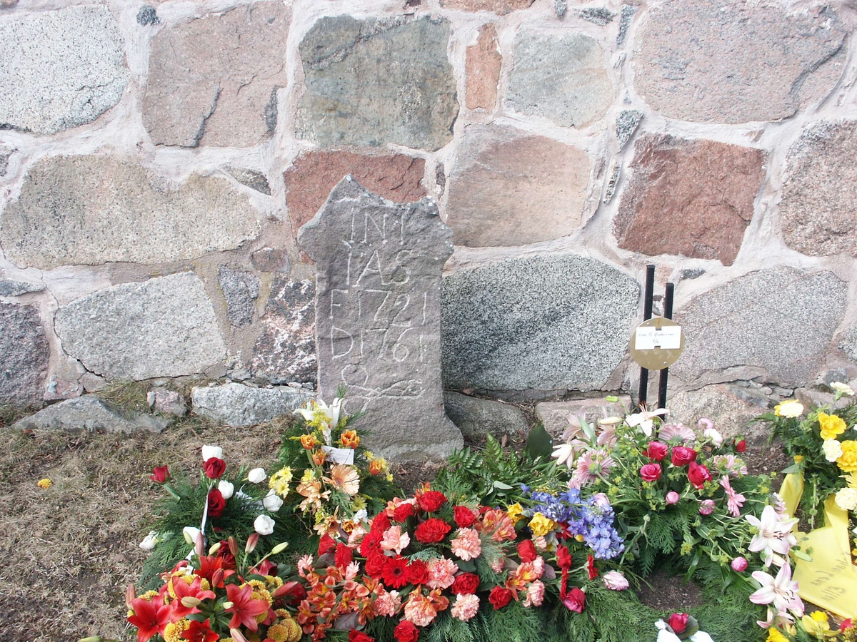Skräddarstenen öster om korväggen på kyrkogården vid Vaksala kyrka, Uppsala 2006  