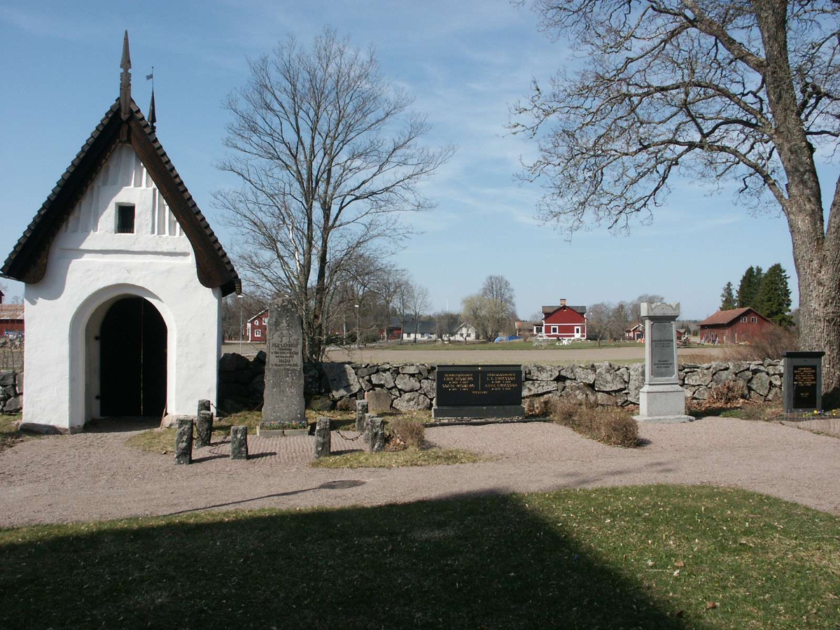 Västra stigluckan med blinderingar, sedd från kyrkogården, Viksta kyrka, Uppland 2005  