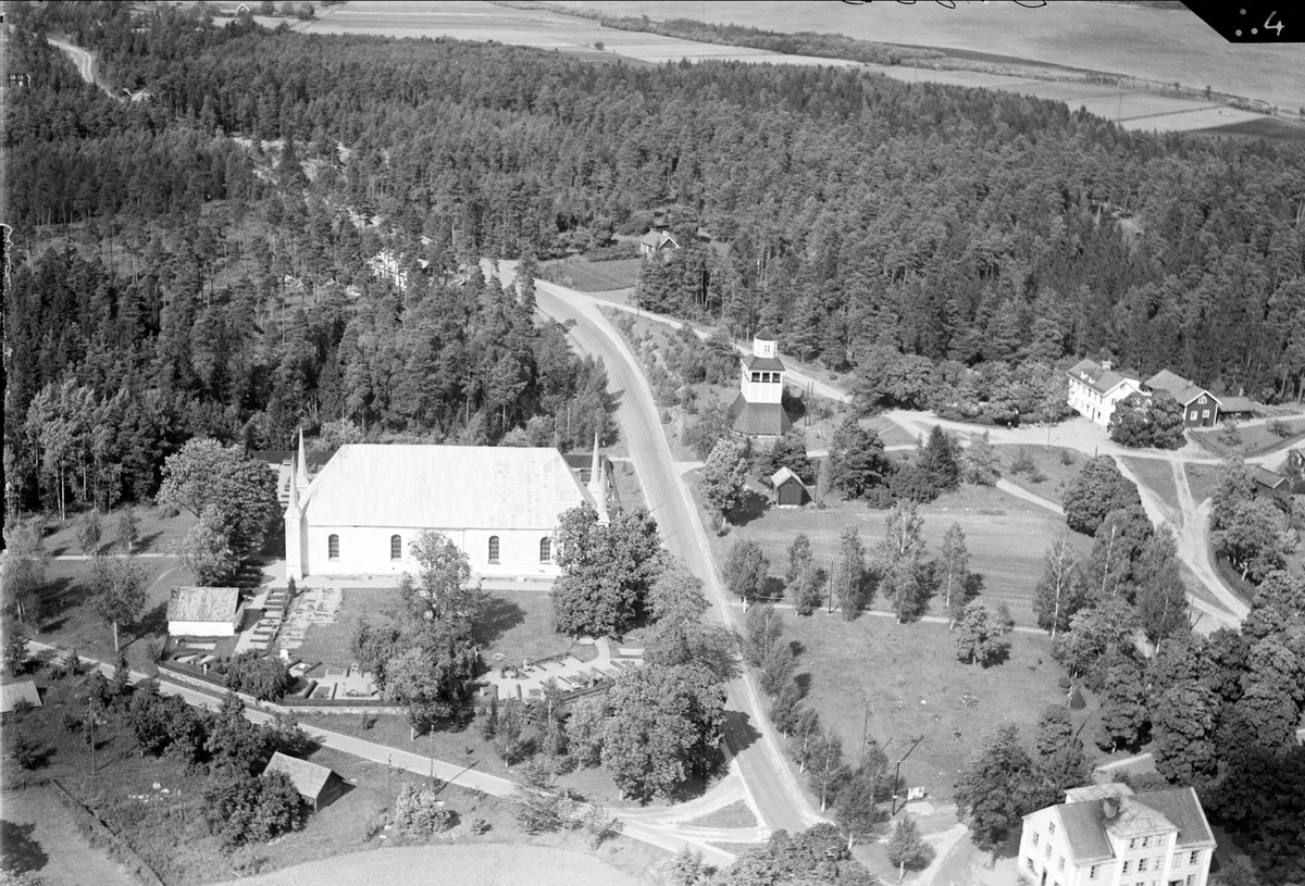Björklinge kyrka med omgivande bebyggelse, Björklinge socken, Uppland år 1936