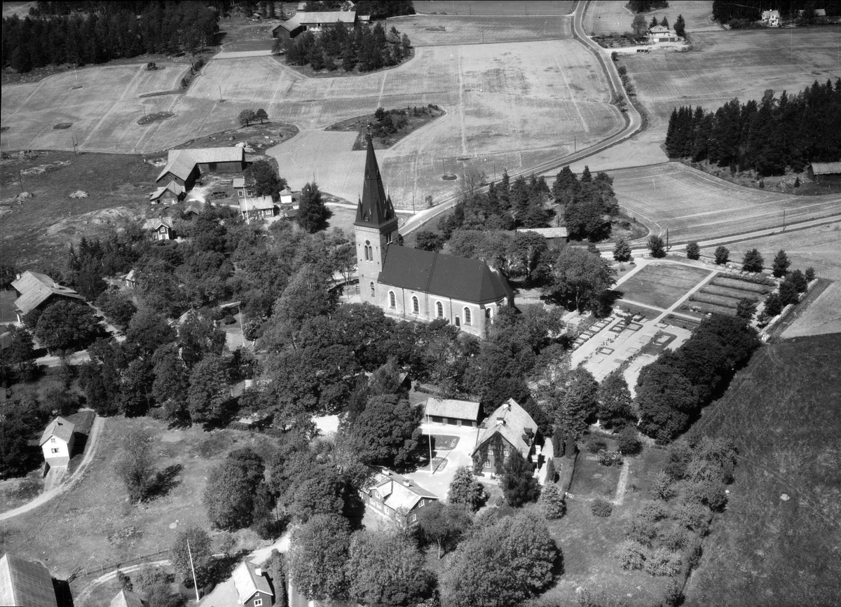 Flygfoto över Danmarks kyrka, Danmarks socken, Uppland 1955