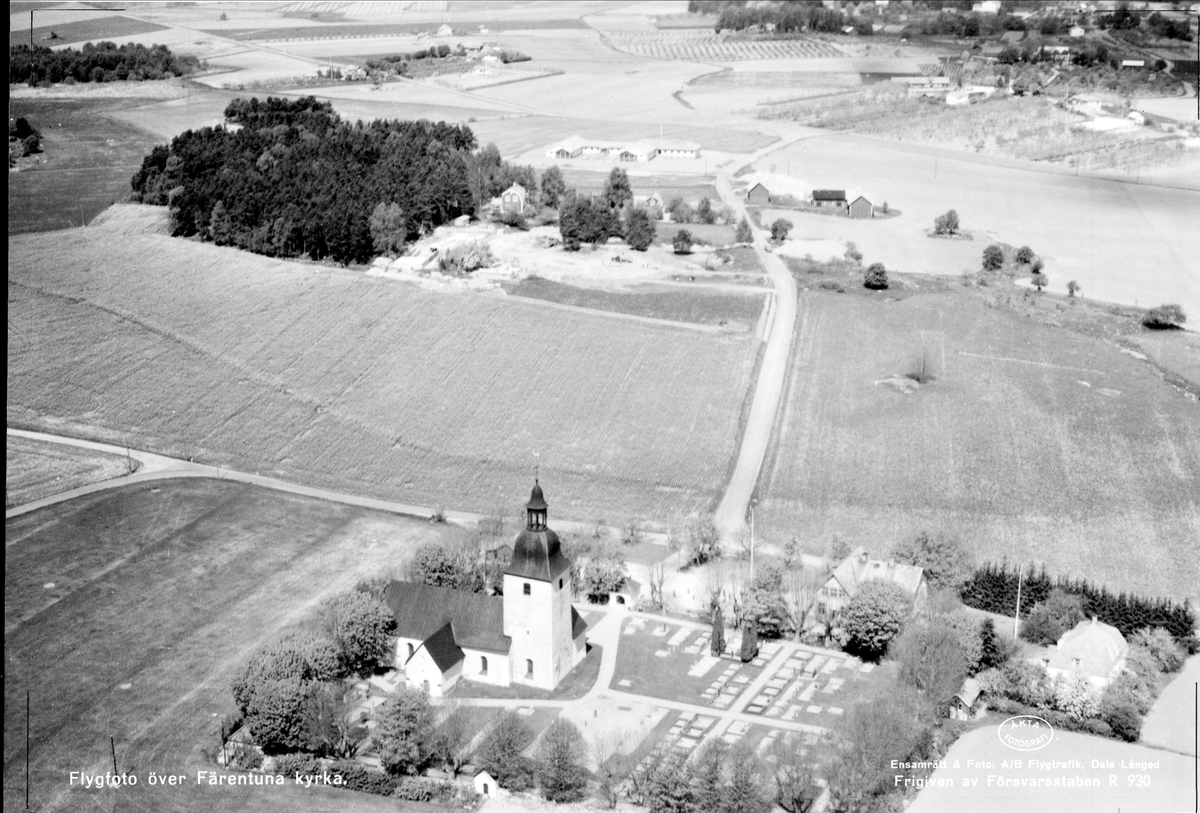 Flygfoto över Färentuna kyrka med omgivande kulturlandskap, Färentuna socken, Uppland år 1955