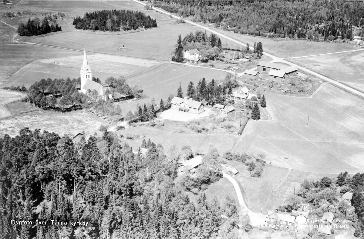 Flygfoto över Tärna kyrka och Tärna skola, Tärna socken, Uppland 1955