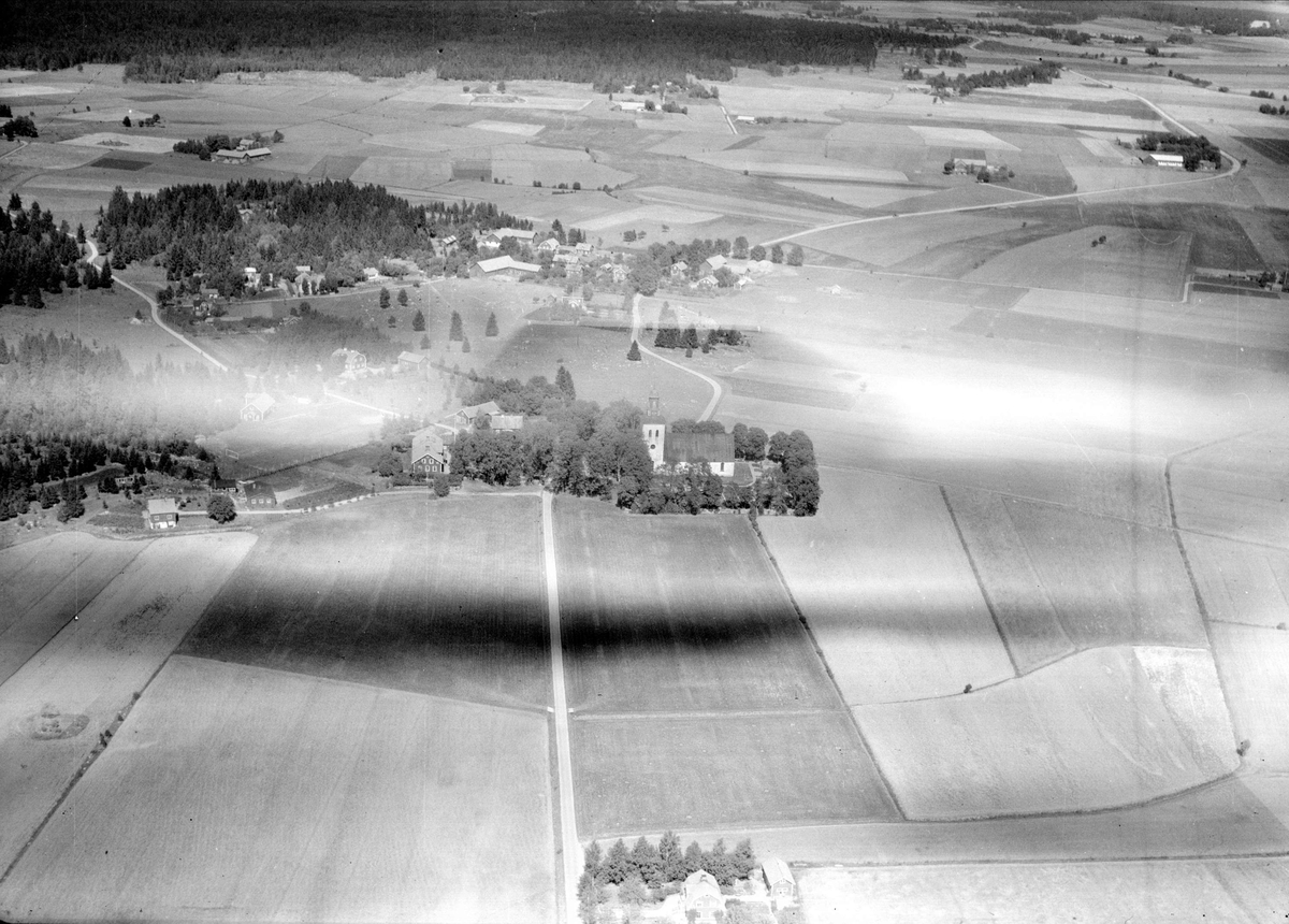 Flygfoto över Skuttunge, Skuttunge socken, Uppland med omgivande landskap 1947