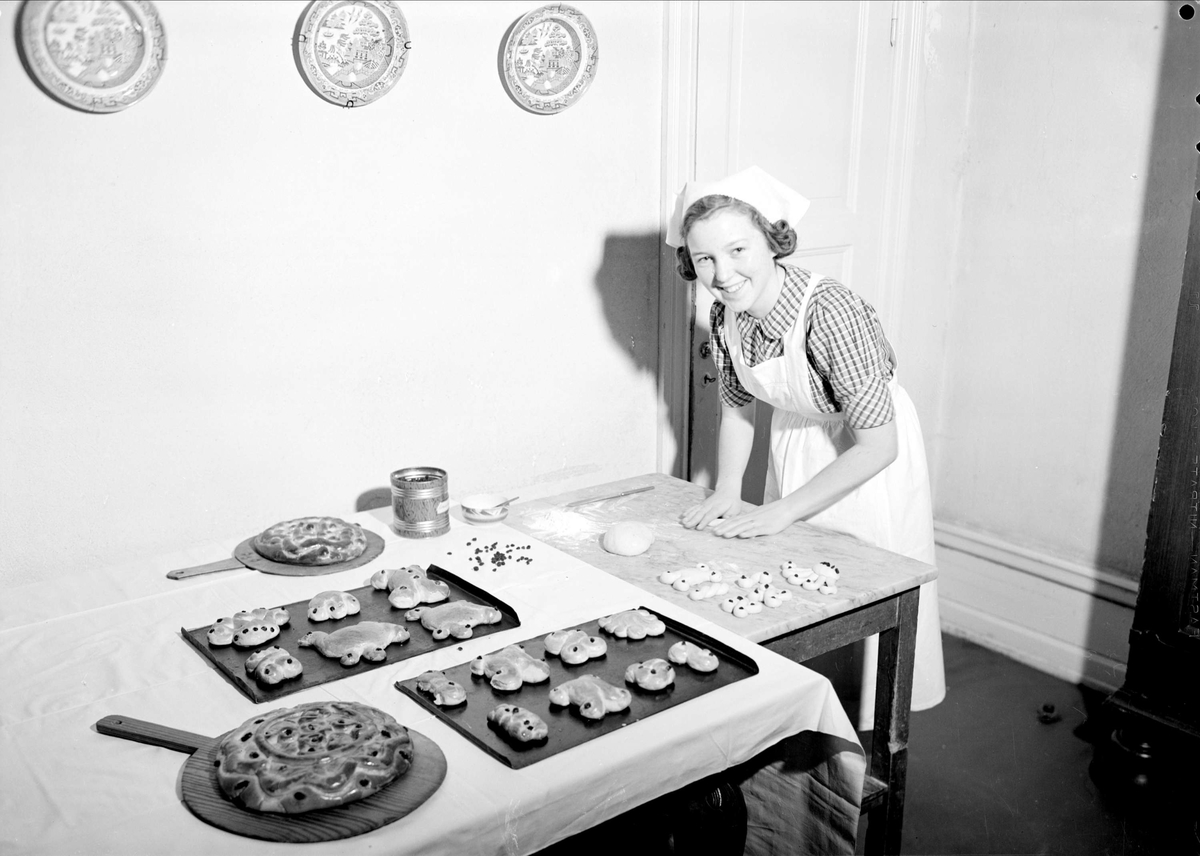 Ung kvinna bakar lussekatter, Bergsbrunna, Uppsala 1939