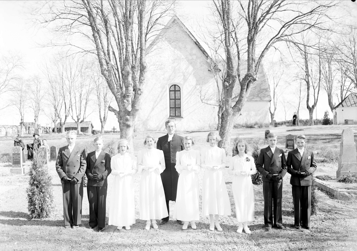 Konfirmander och präst vid Vidbo kyrka, Vidbo socken, Uppland april 1940