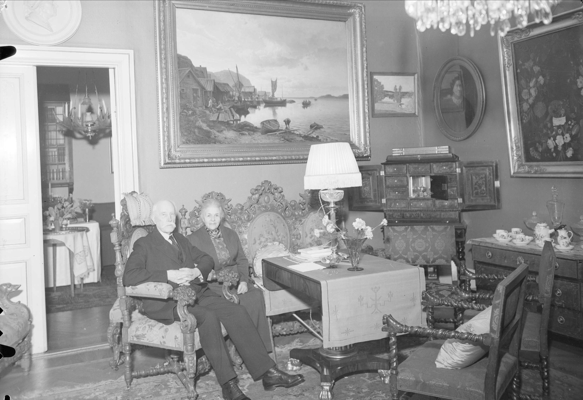 Häradshövding Axel Olivecrona och hans hustru i hemmet, Sysslomansgatan, Uppsala januari 1938