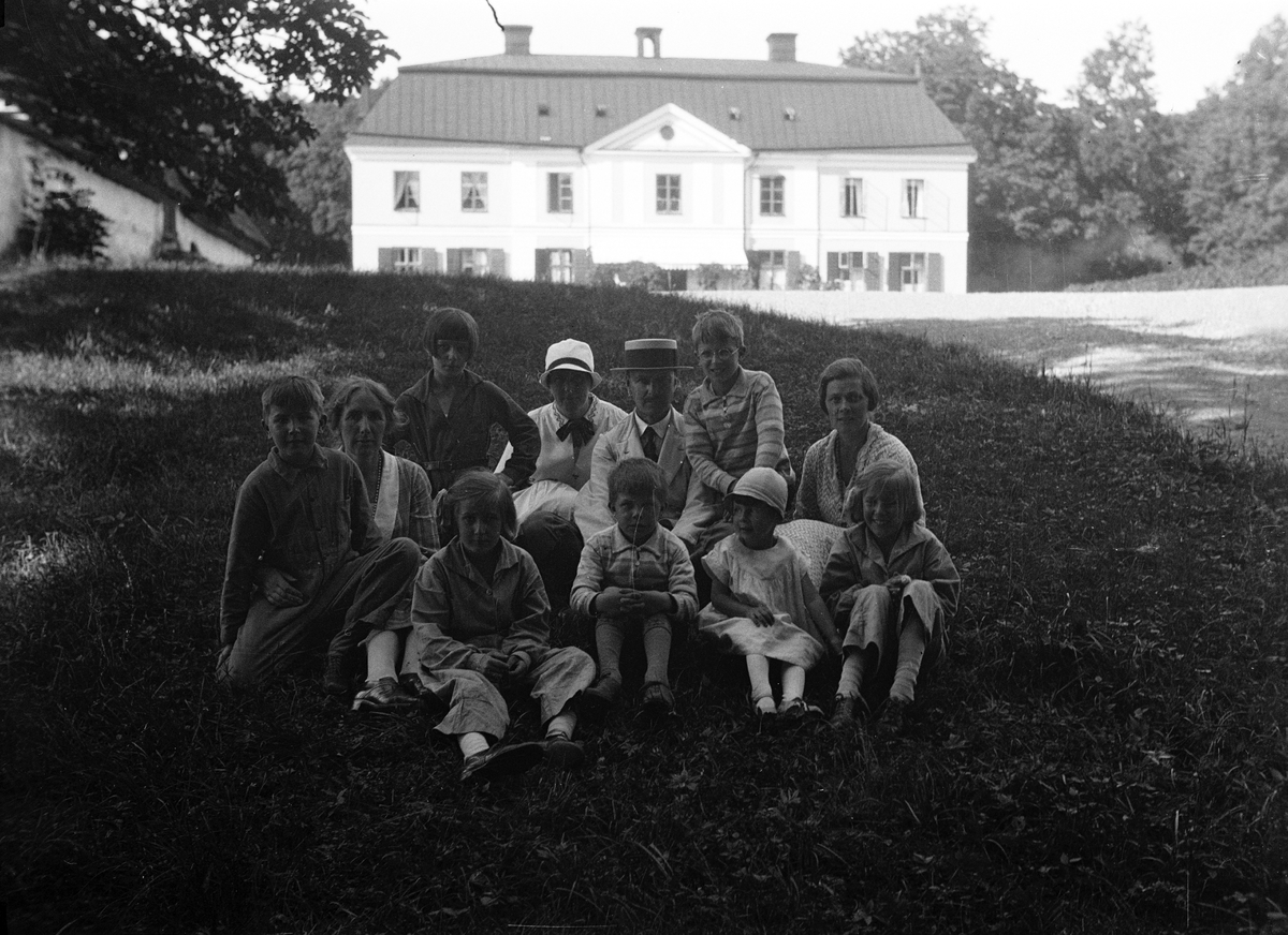 Grupporträtt framför huvudbyggnaden vid Sätuna gård, Björklinge socken, Uppland 1930