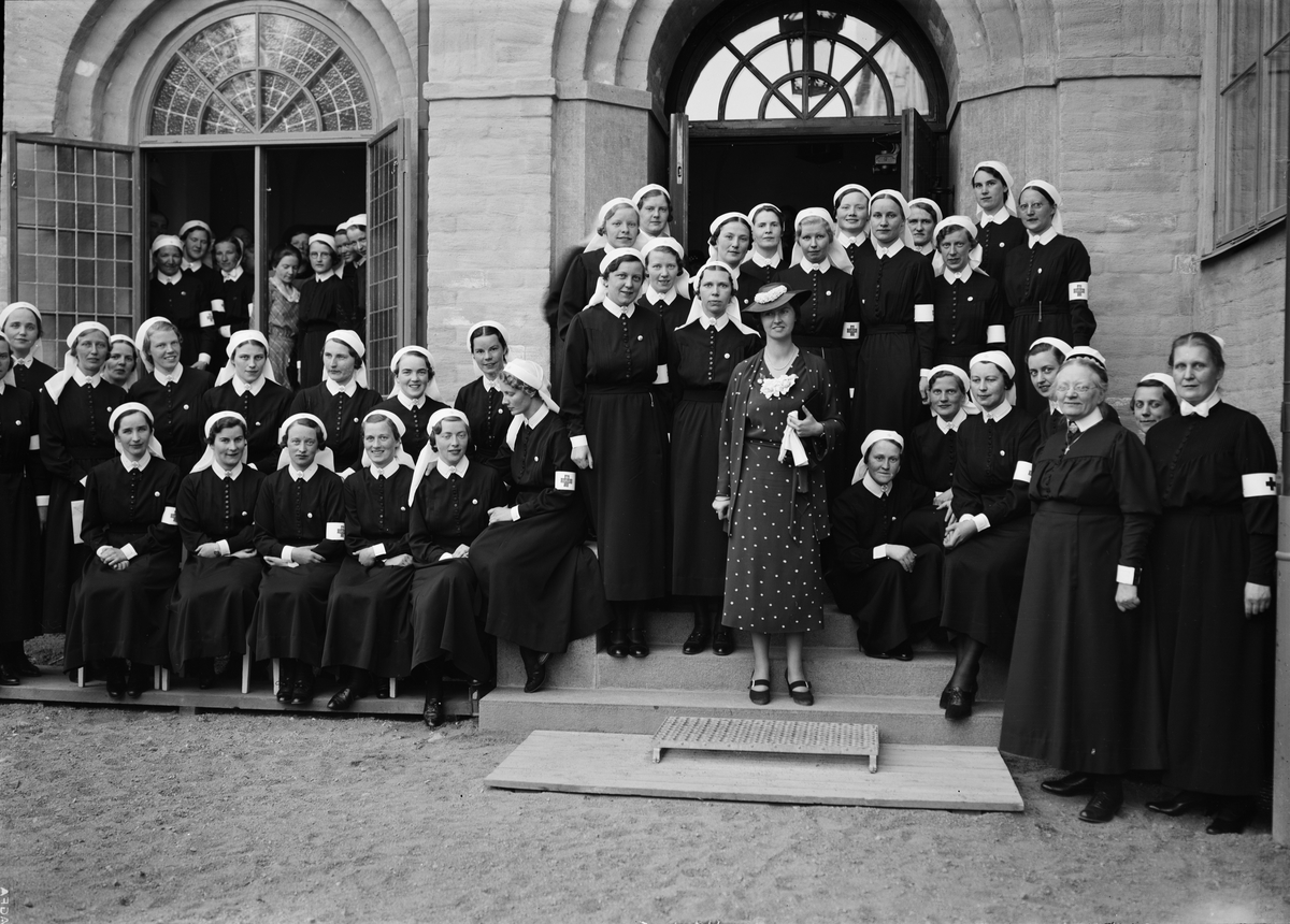 Grupporträtt - sjuksköterskor och prinsessan Sibylla framför sjuksköterske- och elevhemmet, Akademiska sjukhuset, Uppsala 1944
