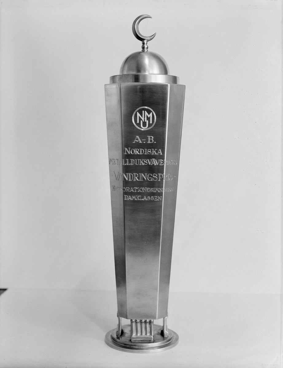 Prispokal tillhörande AB Nordiska Metallduksväveriet, Kungsängen, Uppsala, juli 1935
