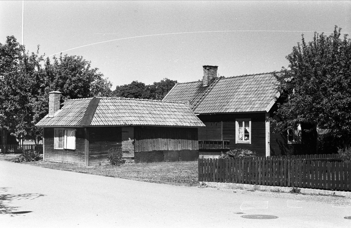 Bostadshus och uthus, Melodivägen, Björklinge, Björklinge socken, Uppland 1976