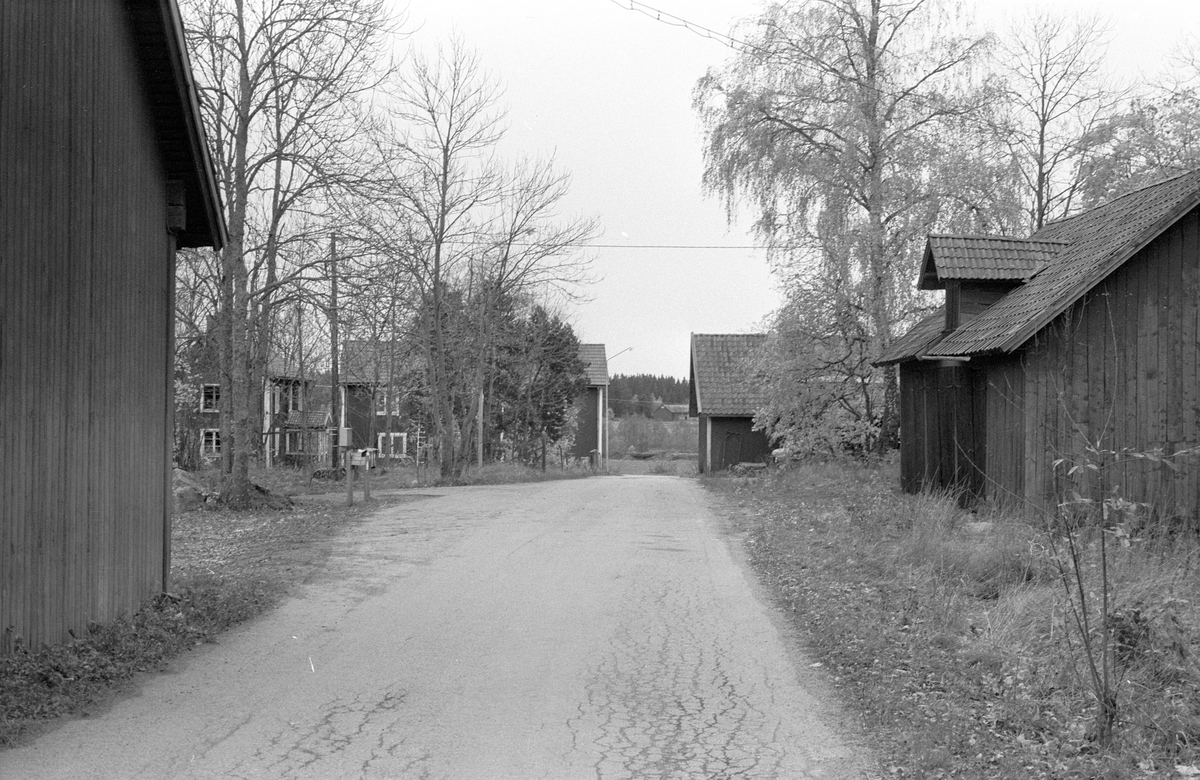 Ladugård och vagnslider, Jumkils-Dalkarlsbo 1:1, Dalkarlsbo, Jumkil socken, Uppland 1983