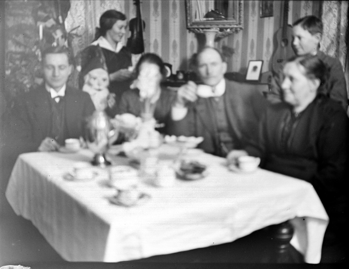 Kvinnor, barn och män runt ett kaffebord, Tierpstrakten, Uppland omkring 1915 - 1920