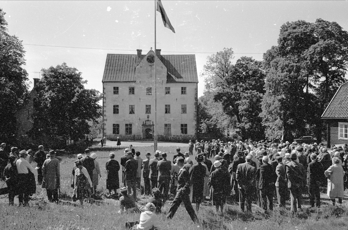 Upplands fornminnesförening på vårutflykt till Salnecke slott, Gryta socken, Uppland 1964