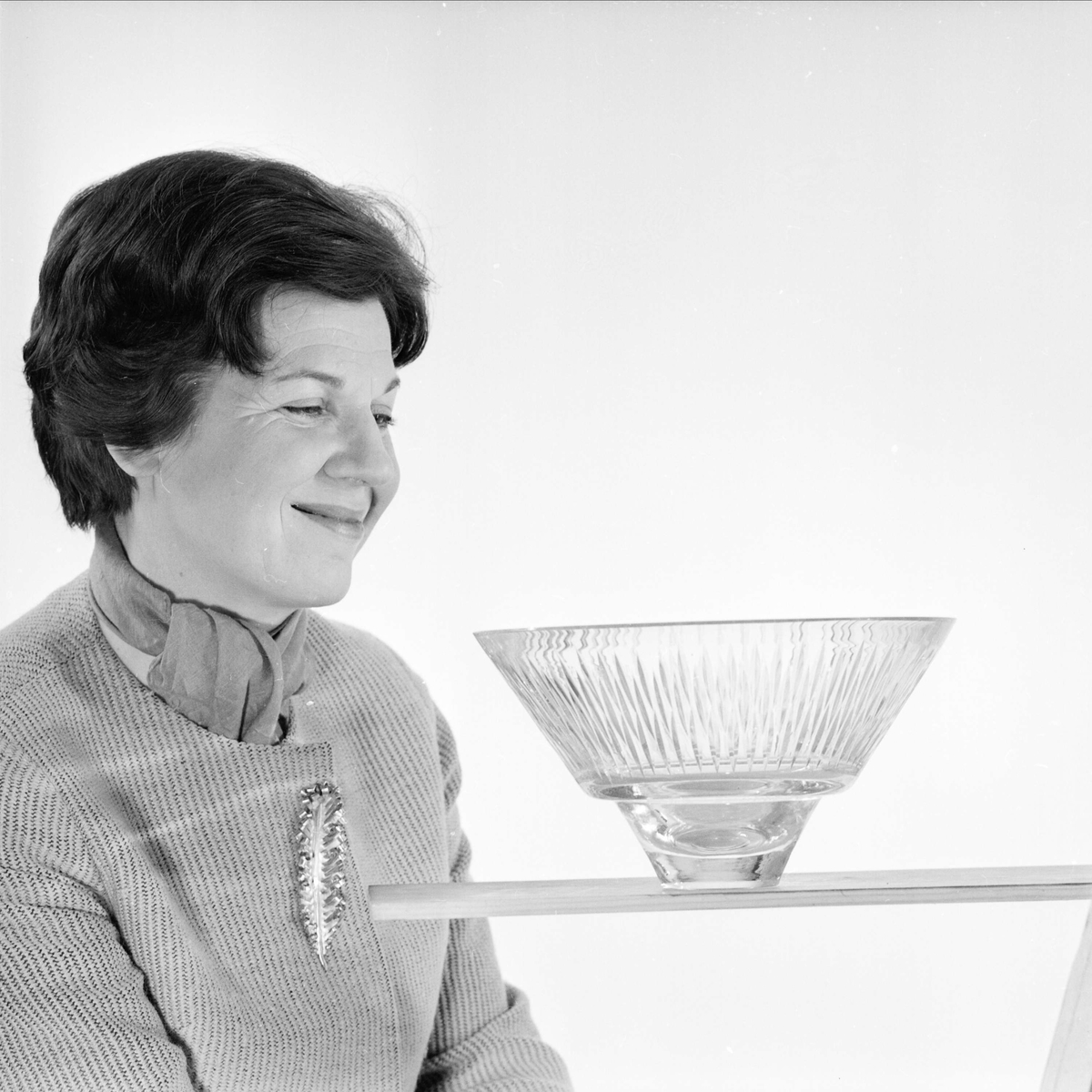 Konstnärinnan Ingrid Atterberg visar upp glasföremål, Uppsala, mars 1964
