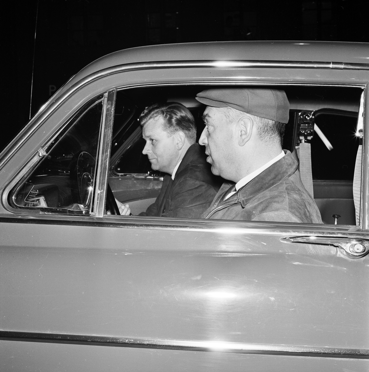 Civilklädda polismän i den nattliga socialpatrullen håller "uppsikt över gator och torg genom vindrutan på en vanlig diskret personbil"