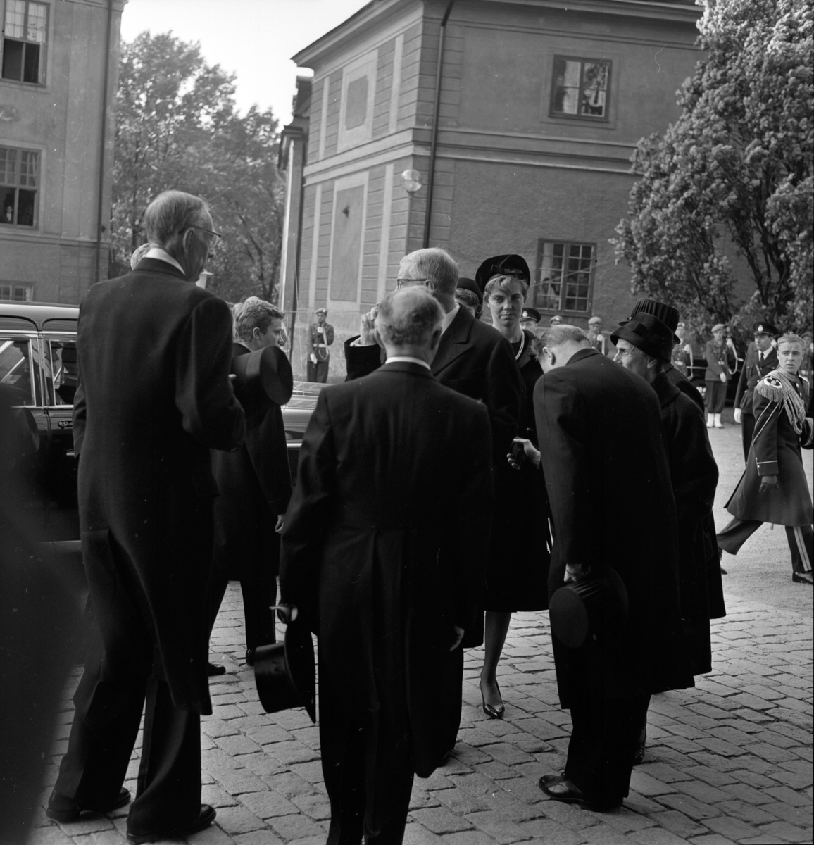 Dag Hammarskjölds begravning. Utanför Uppsala domkyrka före jordfästningen. Kung Gustaf VI Adolf och drottning Louise anländer till kyrkan. Uppsala 29 september 1961