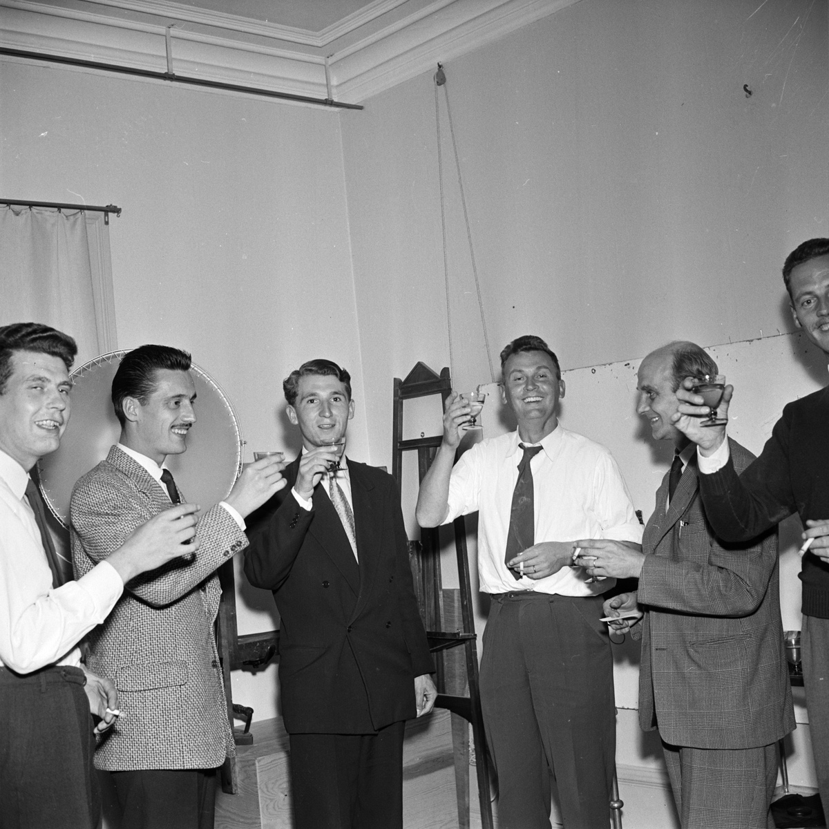 Franska journalister på besök hos bildbyrån Uppsala-Bild, Uppsala augusti 1956
