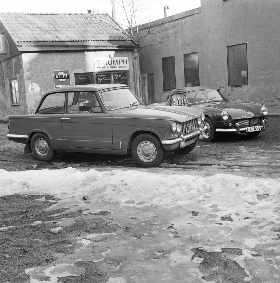 Gunnar Petterssons motorverkstad visar bilar, Uppsala mars 1964