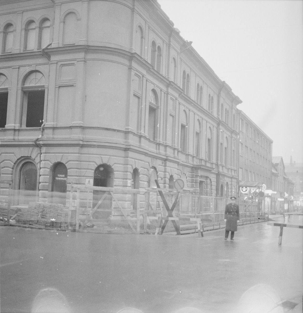 Polisen spärrade av Drottninggatan utanför Göteborgs nations gamla naitonshus efter rykten om att huset sjunker och måste sprängas