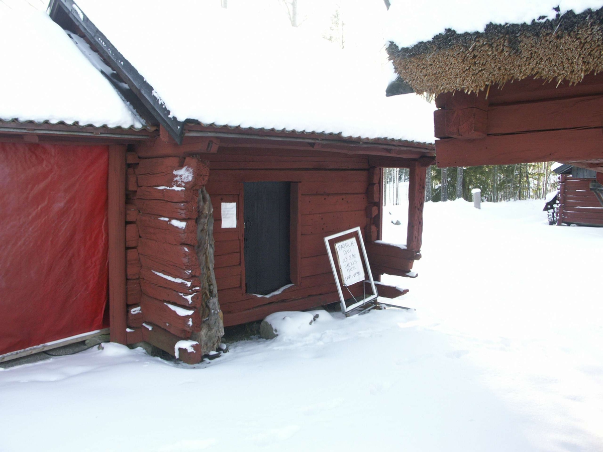 Överkragande dubbelbod med överkragningen stödd på stolpar. Flyttad från Österbybruk, Films socken, Uppland år 1968.