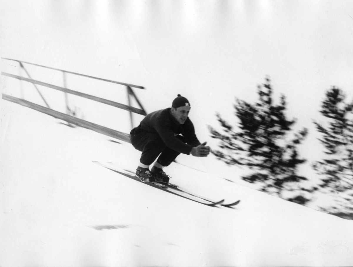 Petter Hugsted i overrennet i Perseløkka 1950. Peter Hugsted training at Perseløkka in 1950.