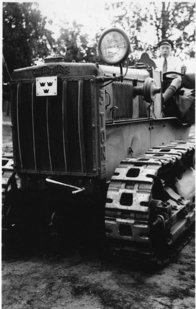 Traktor, Caterpillar, 5 ton. Sergeant Erik Persson på traktorn.