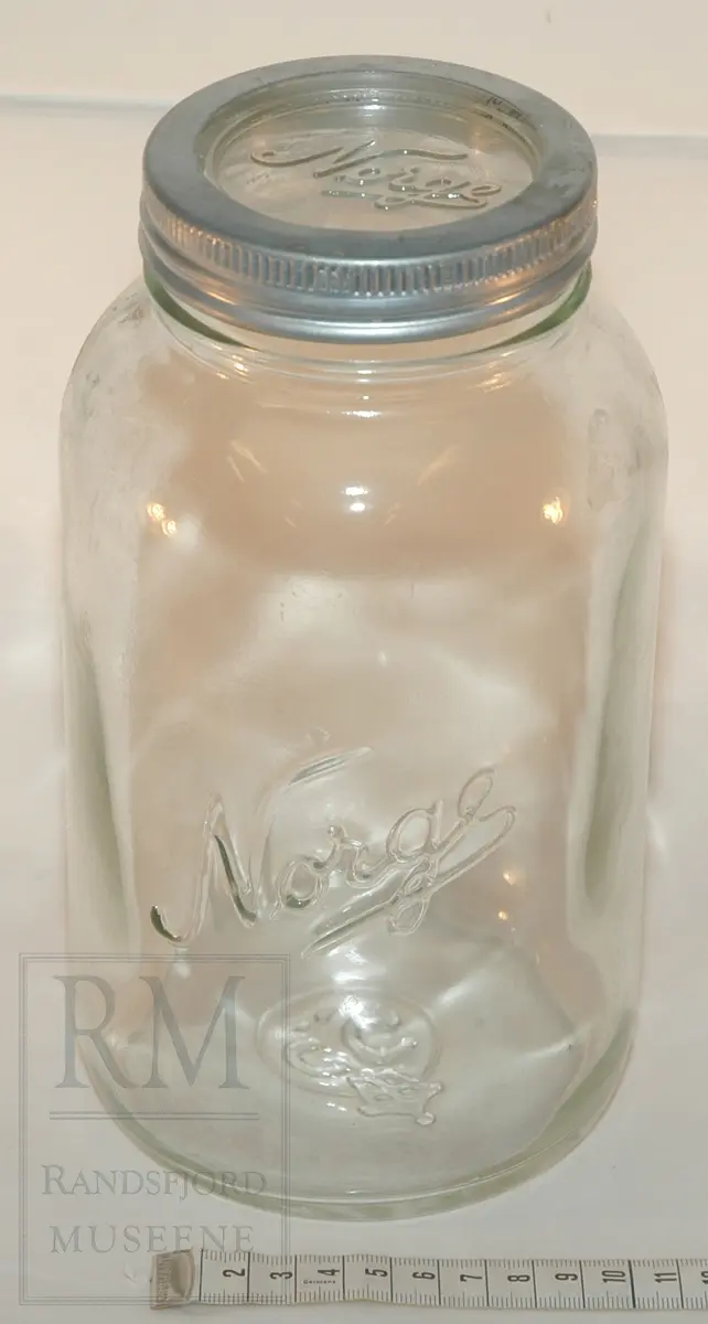 Form: rund

Sylinderformet glass med metall- og glasslokk
mangler gummiring