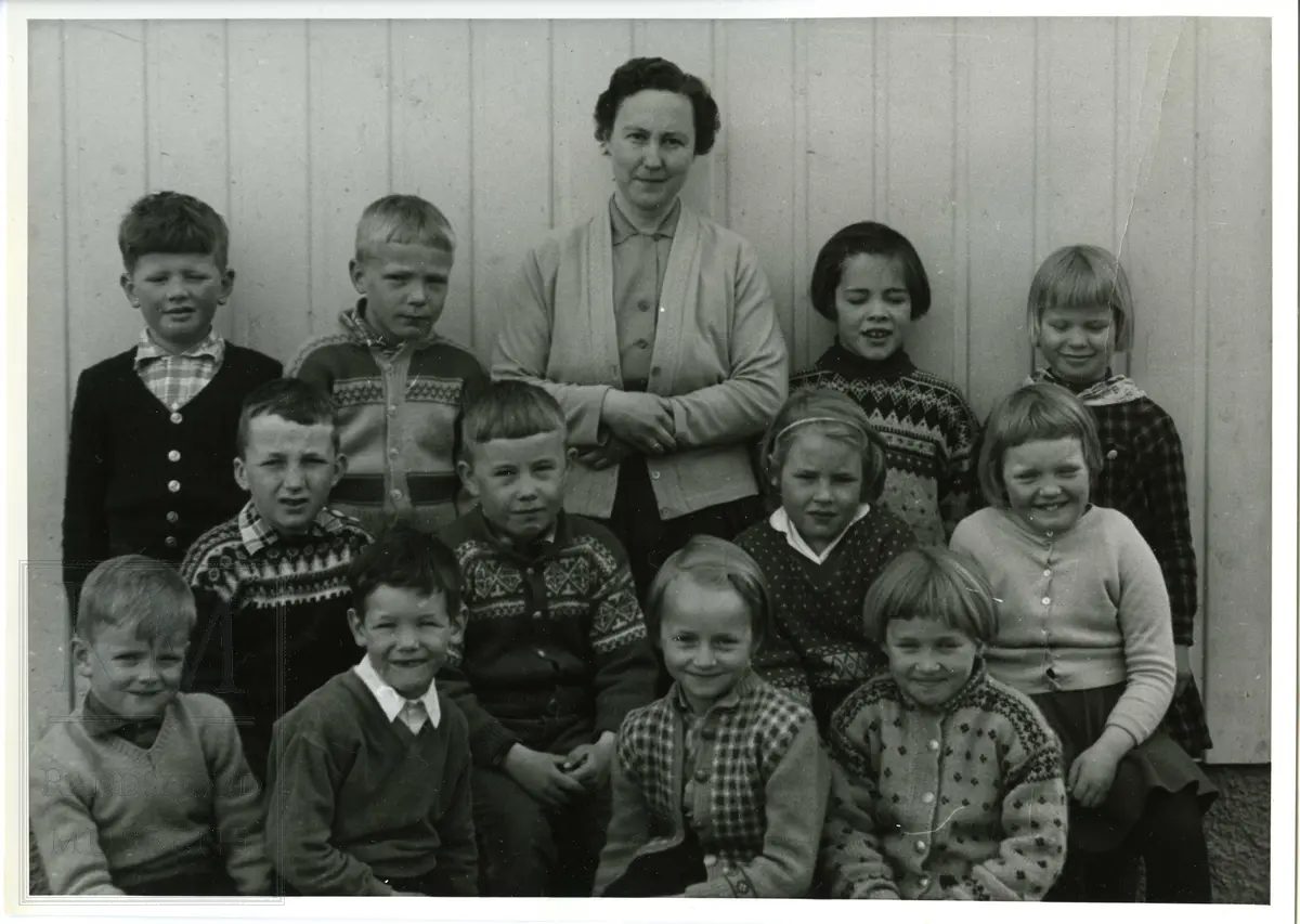 Grymyr skole, 1960/61.  Klassebilde 1. eller 2. klasse.