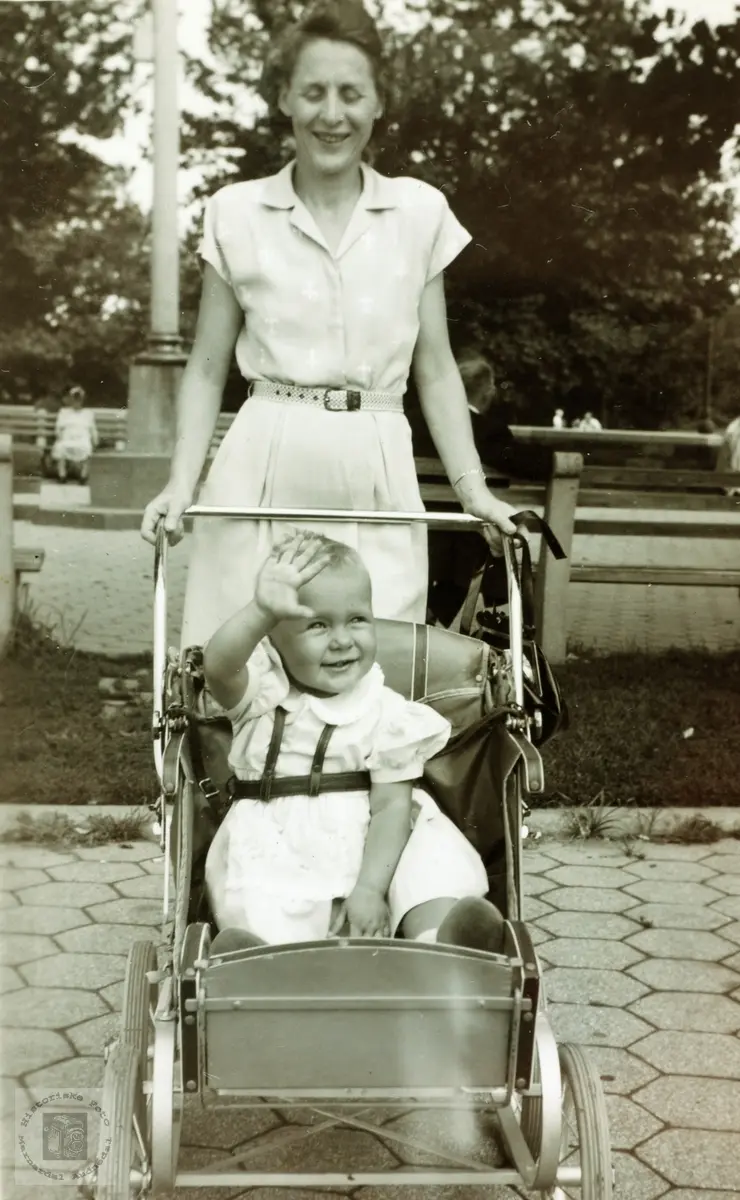 Laila på trilletur med mamma Inger Marie Buksholt.