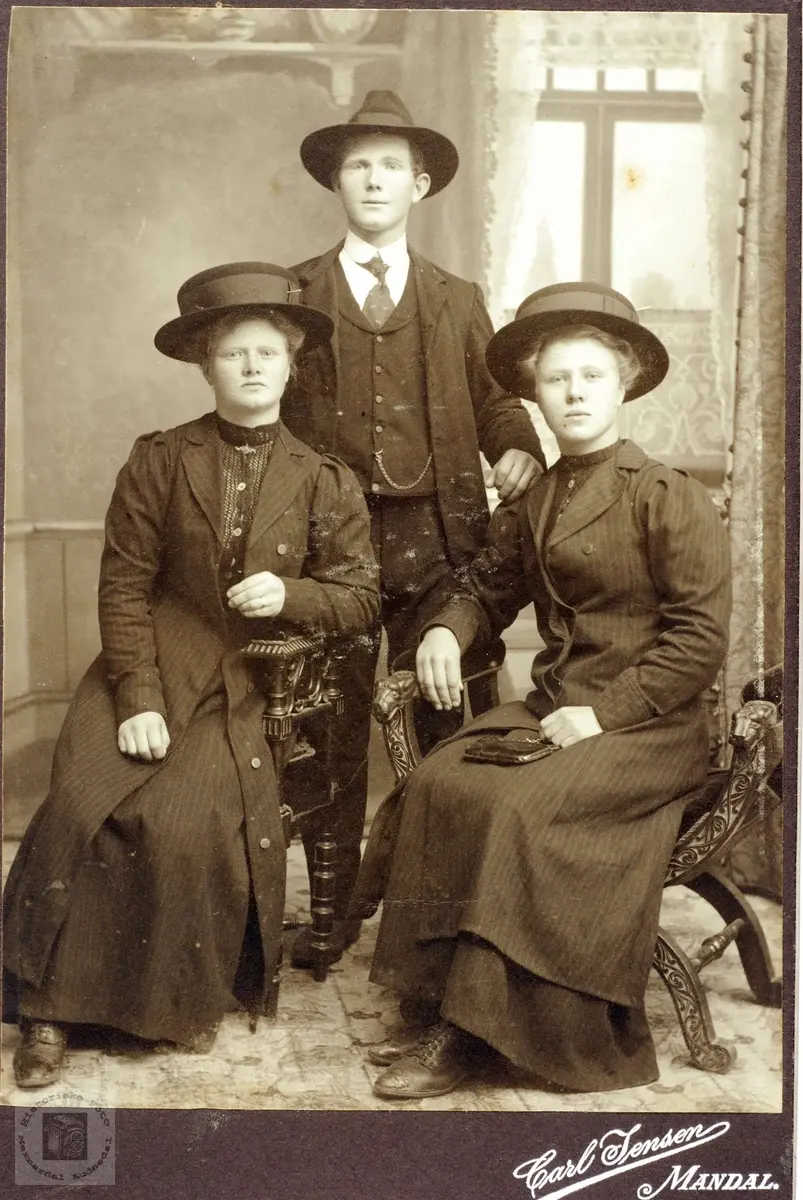 Portrett av søsknene Fredrik, Tarjar gift Røyland og Kari Bransdal gift Flottorp. Grindheim Audnedal.